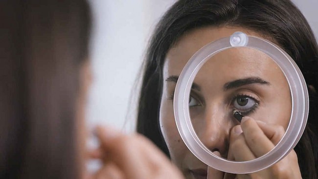 Lookover: la lente da specchio per truccarsi senza occhiali